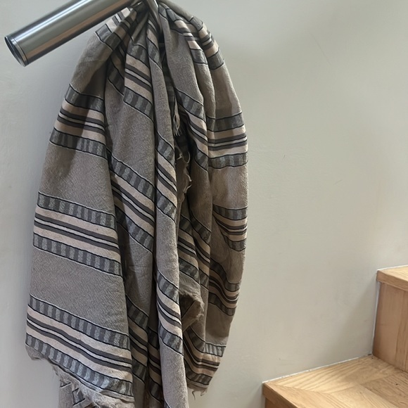 Wilfred Blanket Scarf - 100% Wool - Picture 3 of 4